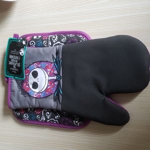 NWT 2 Pc Disney Jack Skellington Oven Mitt Set in Purple and Print.